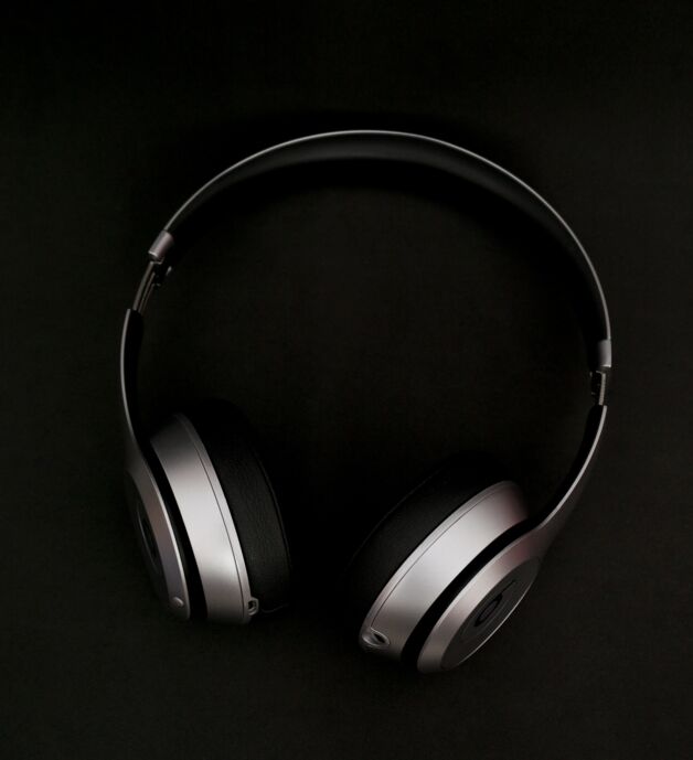Illustration of headphones on a black background